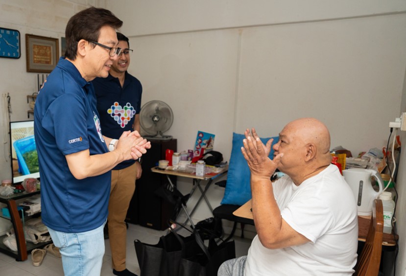 1._Certis_President_and_Group_CEO_Paul_Chong__pictured_leftmost__chats_with_SPD_client_Mohamed_Amin_bin_Mohamed_Salleh__pictured_rightmost__at_his_home (1)