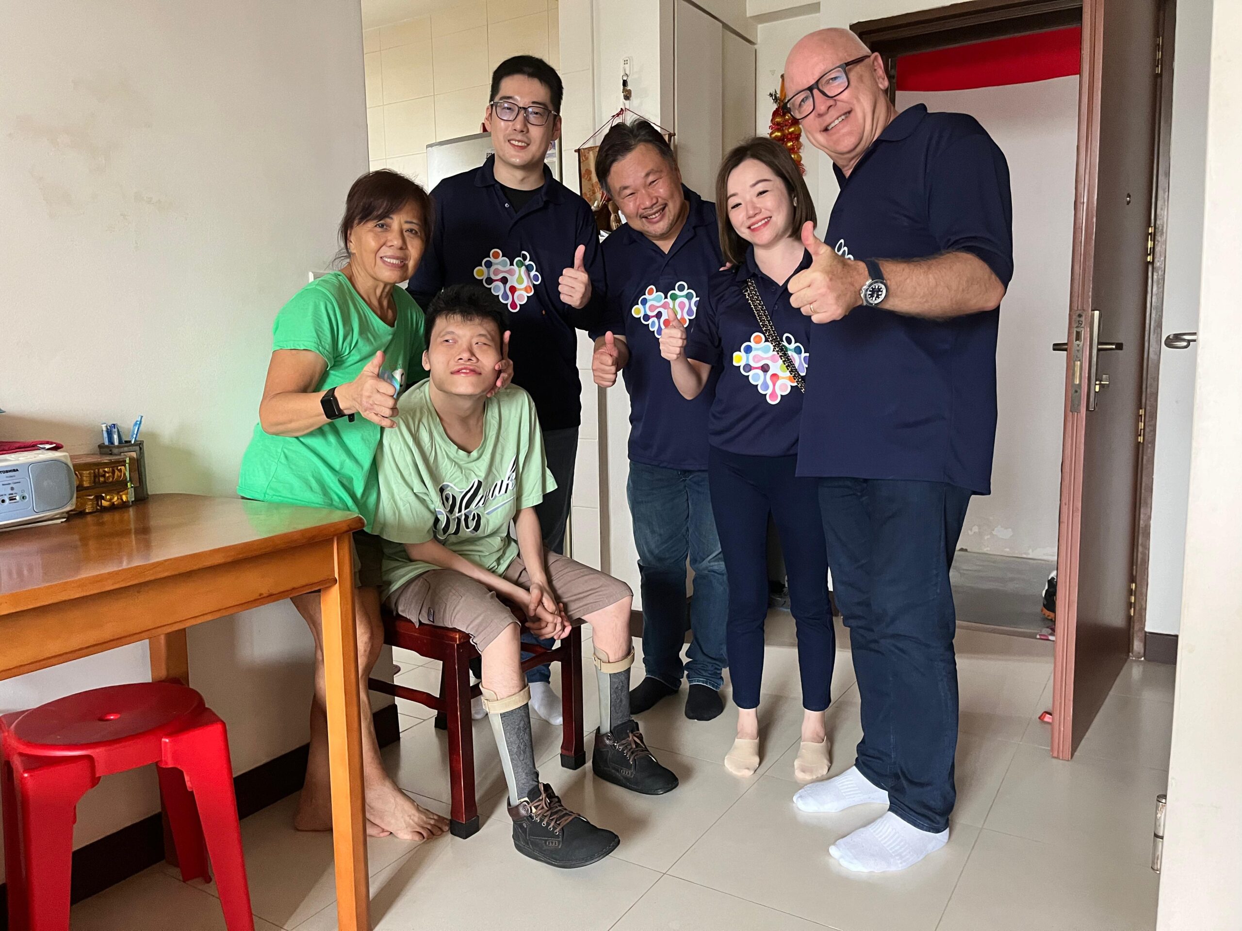 2._Certis_senior_leaders_delivered_groceries_to_SPD_client_Tan_Kiat_Peng__pictured_2nd_from_left__and_his_mother__pictured_leftmost_