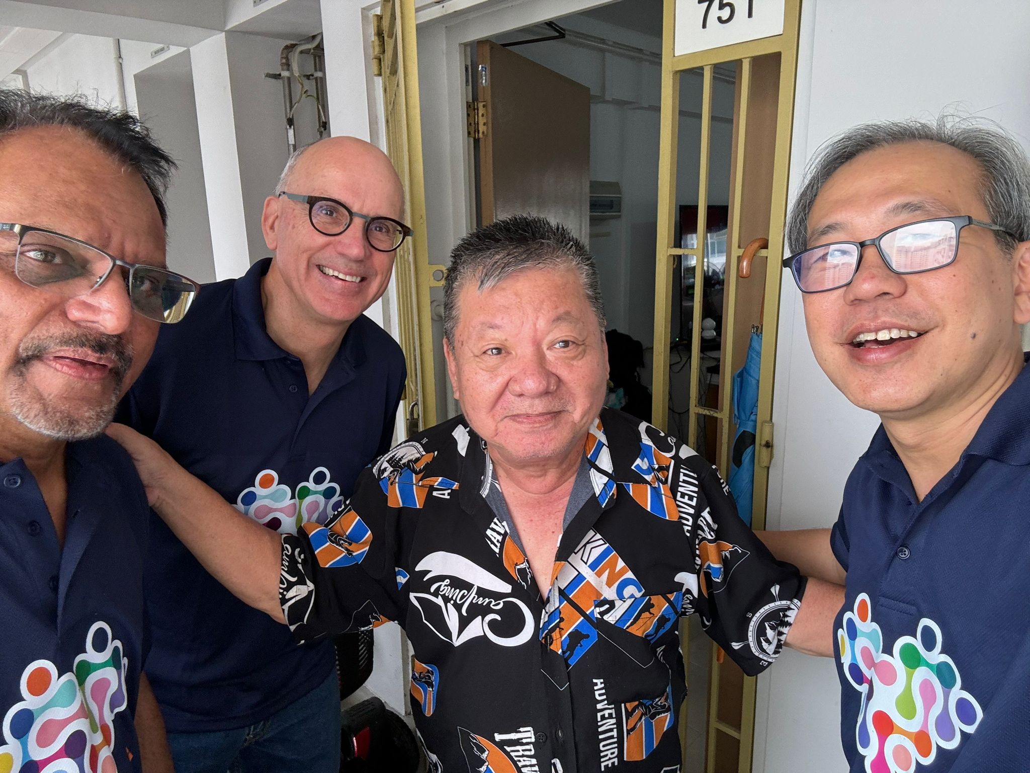 3._Robert_Fernandes__pictured_leftmost___Murray_King__pictured_2nd_from_left___and_Lee_Cher_Chye__pictured_rightmost__from_Certis_with_SPD_client_Toh_Se_Wan__pictured_2nd_from_right_
