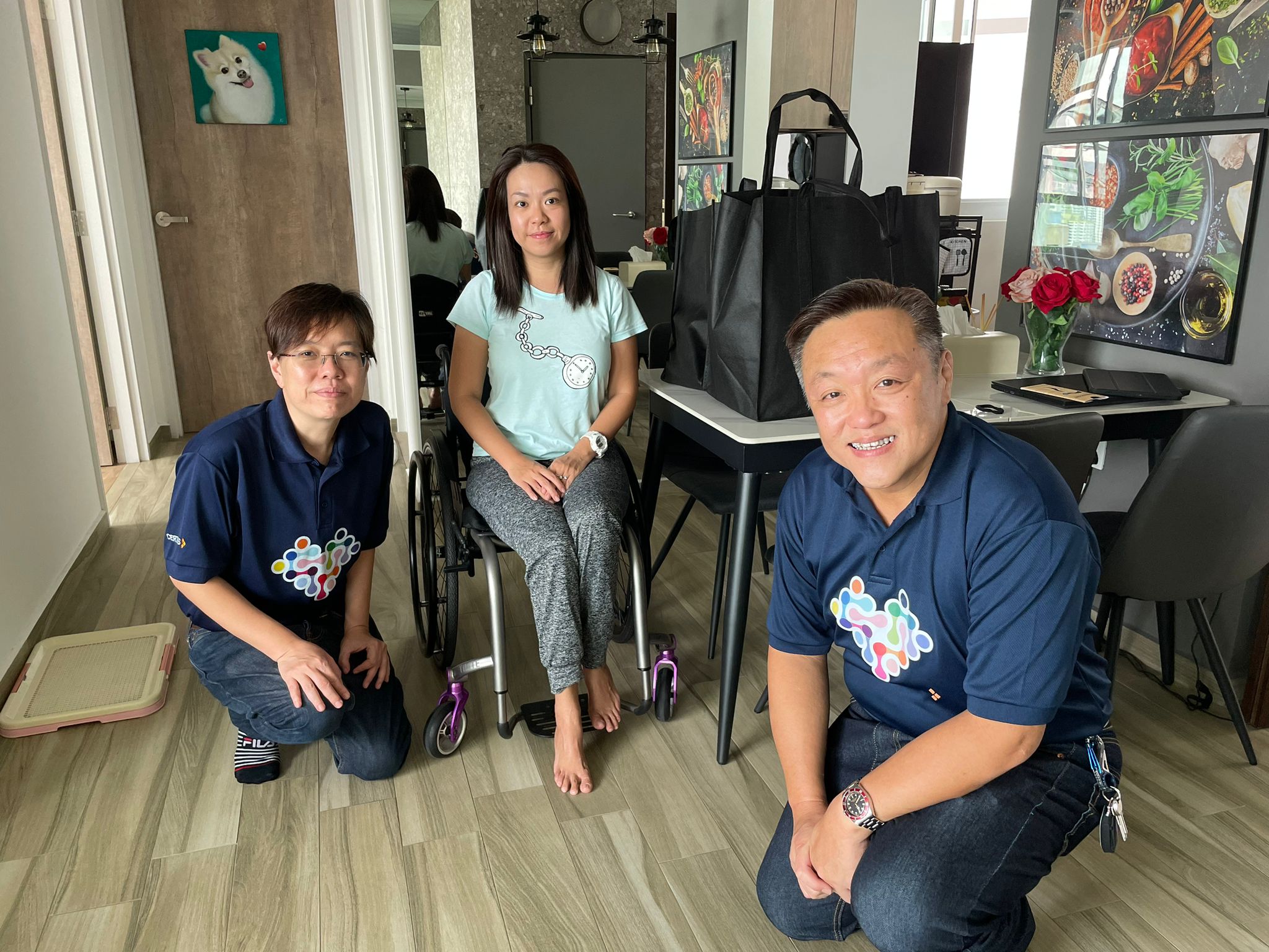 4._Certis_senior_leaders_Ng_Siew_Peng__pictured_leftmost__and_Daniel_Yong__pictured_rightmost__delivered_groceries_to_SPD_client_Henny_You__pictured_middle_