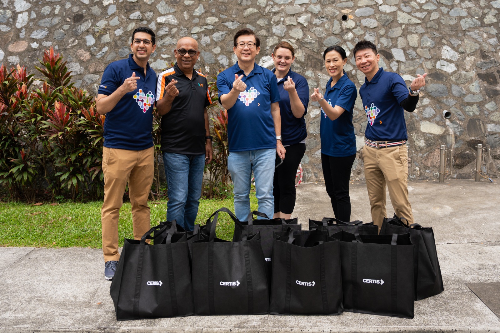 7._Certis_President_and_Group_CEO_Paul_Chong__pictured_3rd_from_left__and_SPD_CEO_Abhimanyau_Pal__pictured_2nd_from_left__delivered_groceries_with_Certis_senior_leaders