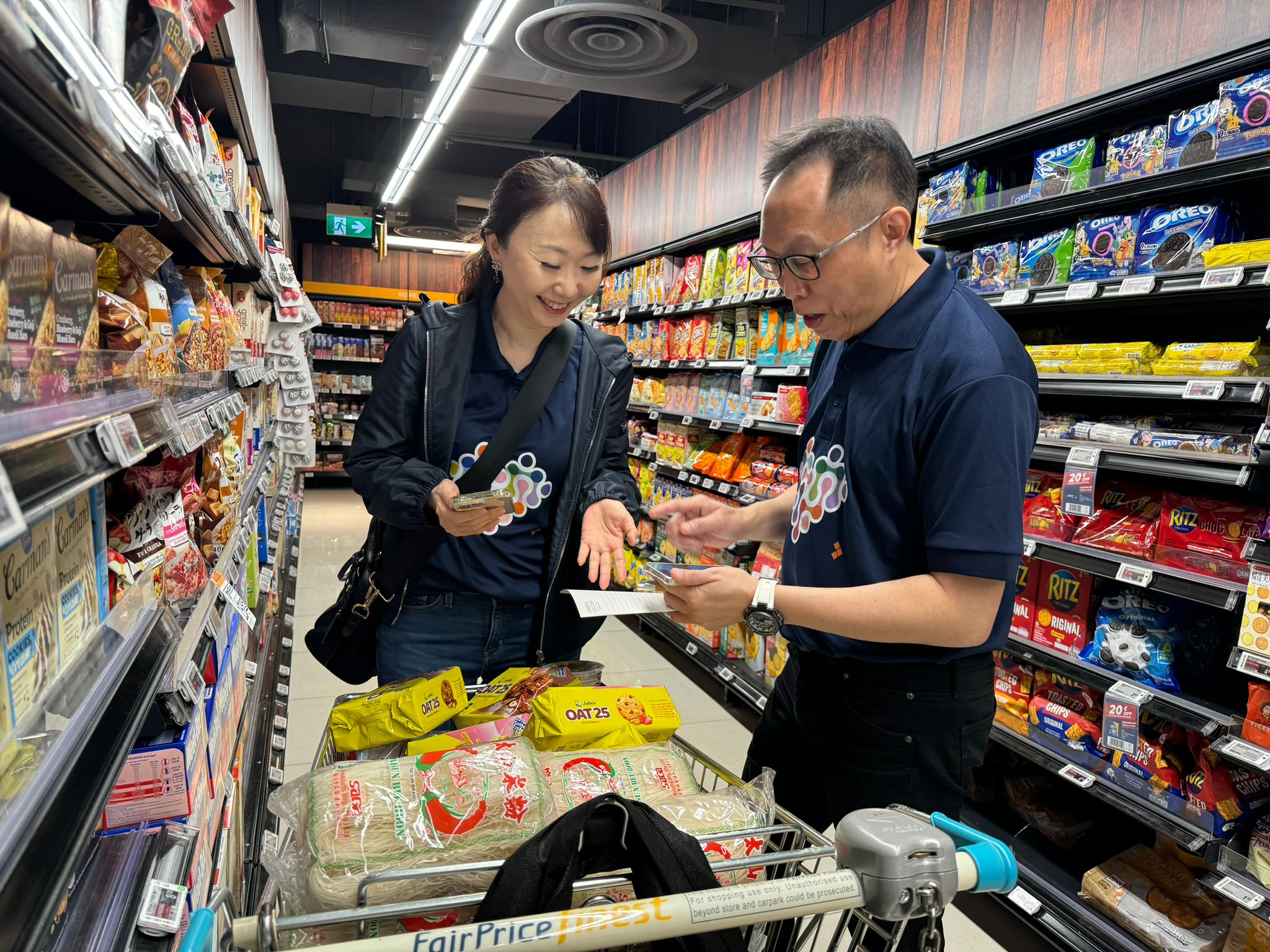 8._Betty_Tay__pictured_left__and_Richie_Goh__pictured_right__from_Certis_shopping_for_groceries