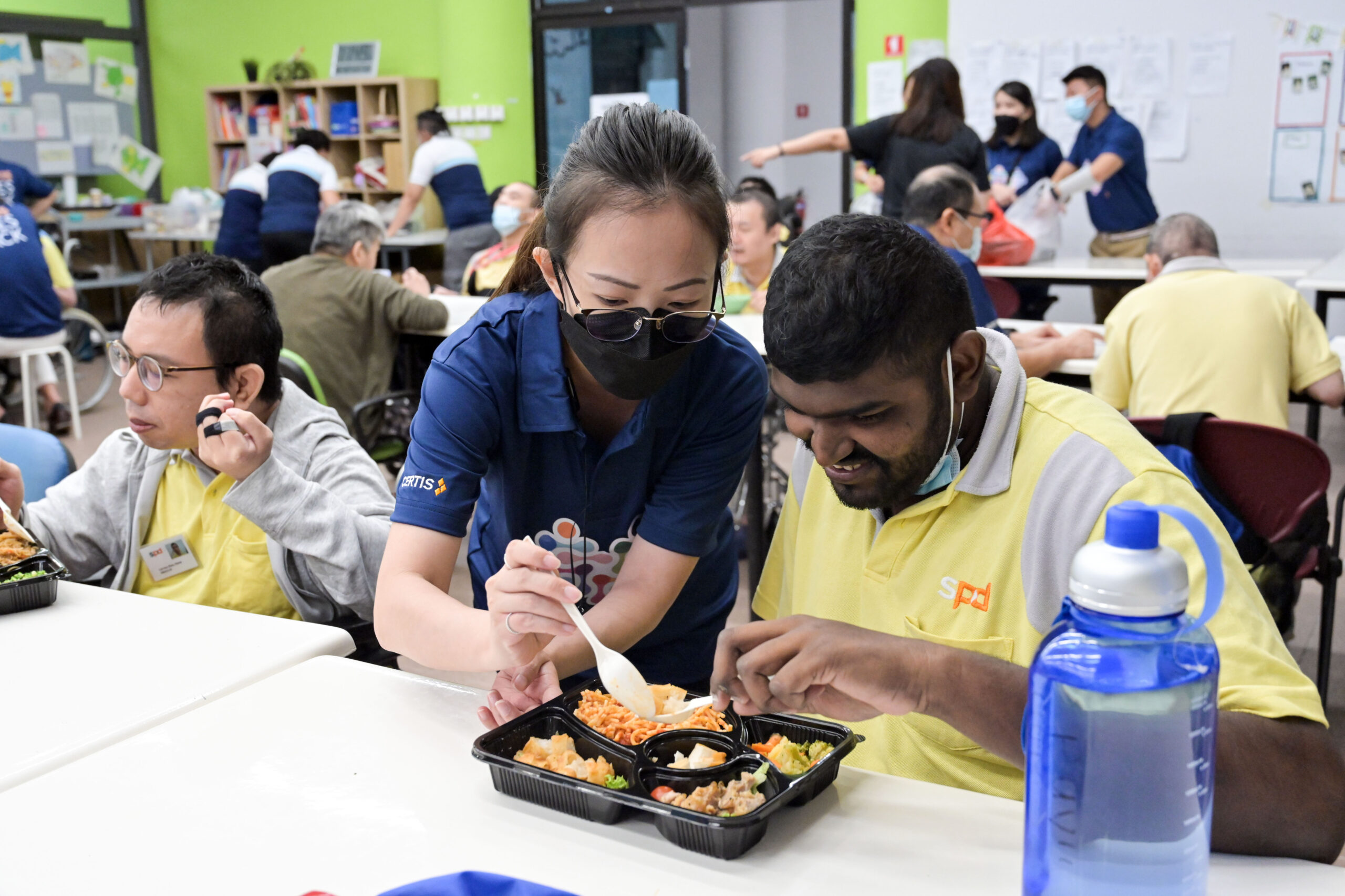 Certis_volunteers_served_lunch_to_the_SPD_beneficiaries