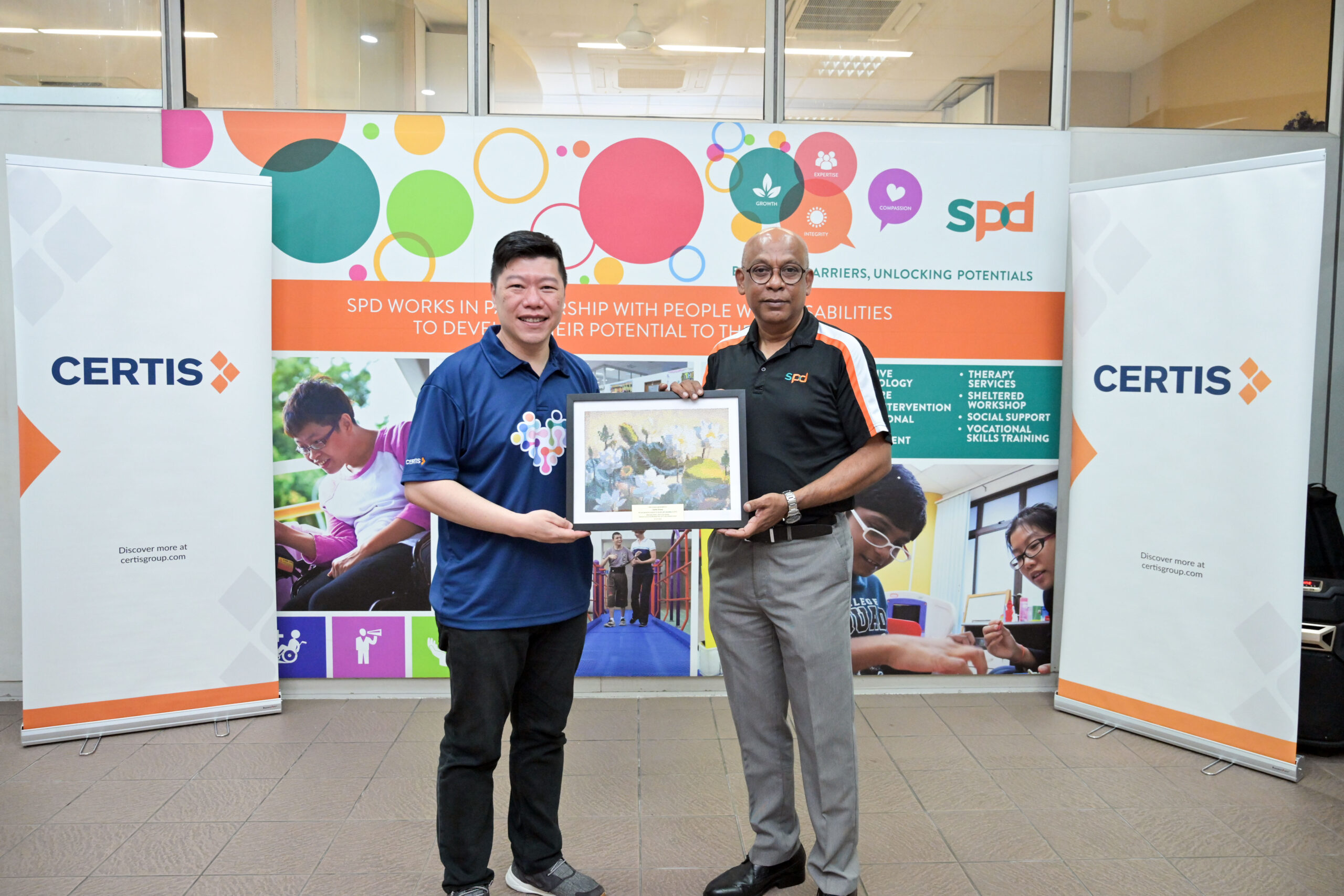 SPD_CEO_Mr_Abhimanyu_Pal_presents_SPD_s_token_of_appreciation_to_Certis_Chief_Corporate_and_Human_Resource_Officer__Tan_Toi_Chia